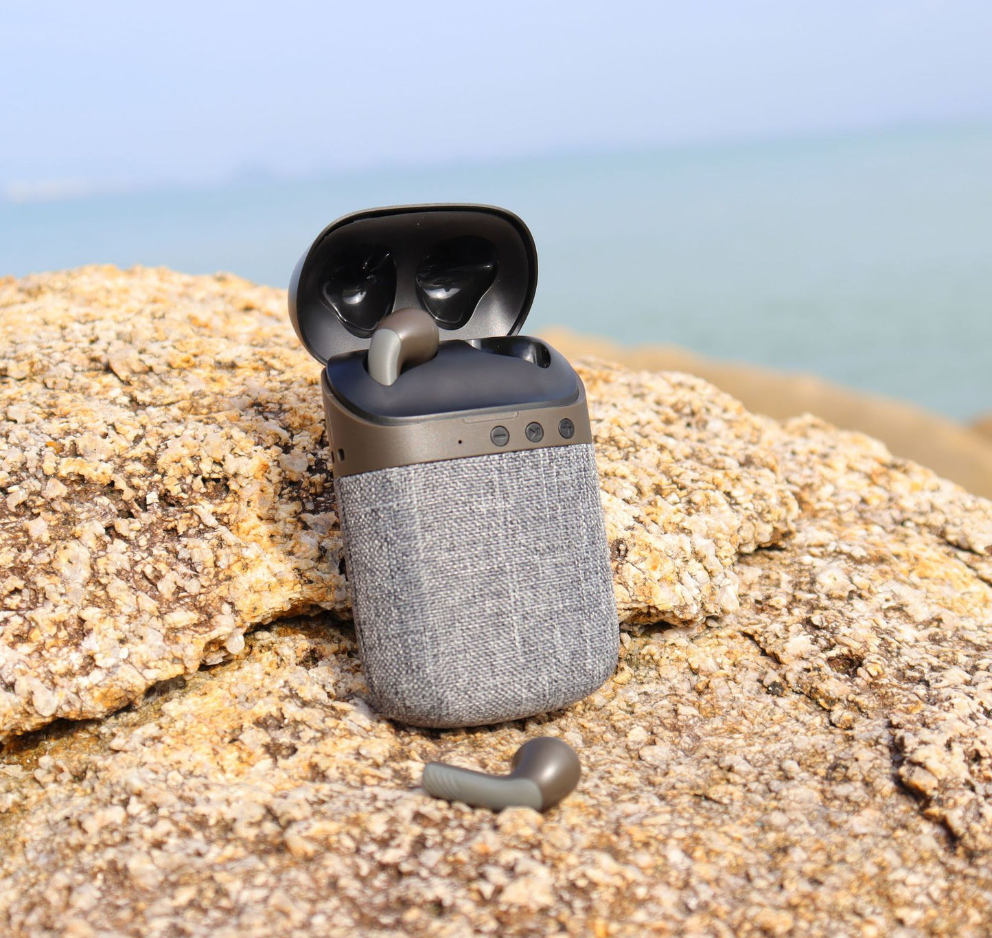 2023 New Product In-ear Noise Cancelling Huaqiangbei Bluetooth Headset Ultra-long Battery Life TWS Earphones and Speakers Two-in-one